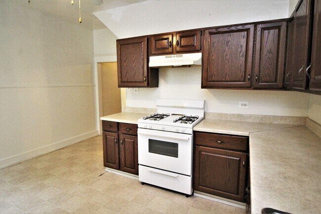 Building Photo - 2026/2027 JHU Off-Campus 3bd/1ba Rowhouse  w/ W/D & rear yard! -Available 6/9/26