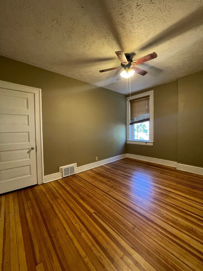 Building Photo - Spacious 2 Bedroom Townhouse!