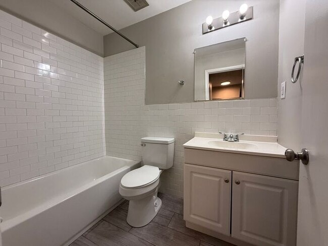 Building Photo - Remodeled 1 Bedroom Apartment!!!  Walk to the Square or Steps from Sumner Regional Hospital