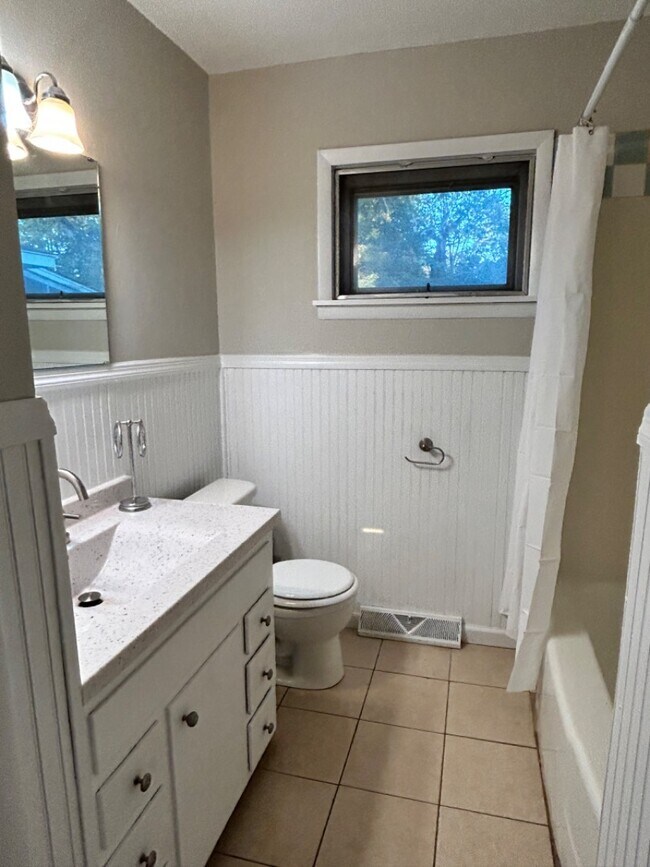 Building Photo - 414 Shady Ln