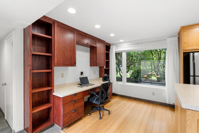 Building Photo - 549 N Tomahawk Island Dr