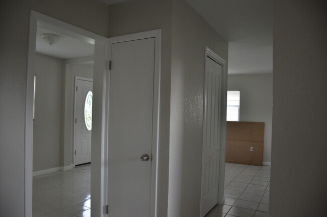 Building Photo - 480 Garden Dr S