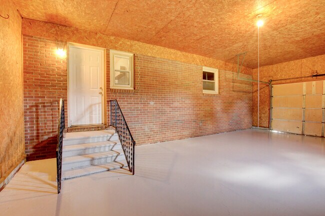 Building Photo - 104 W McReynolds Dr