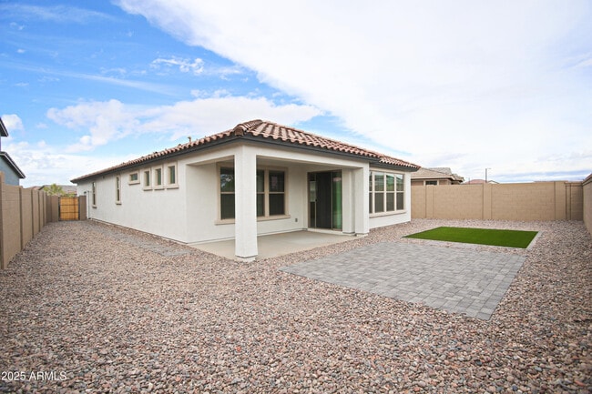 Building Photo - 831 W Finch Dr