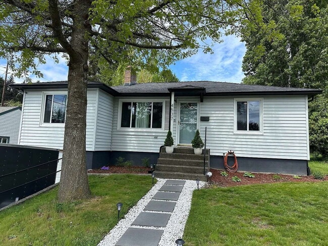 Building Photo - updated quality 4-bedroom, 2-bath home in Tacoma