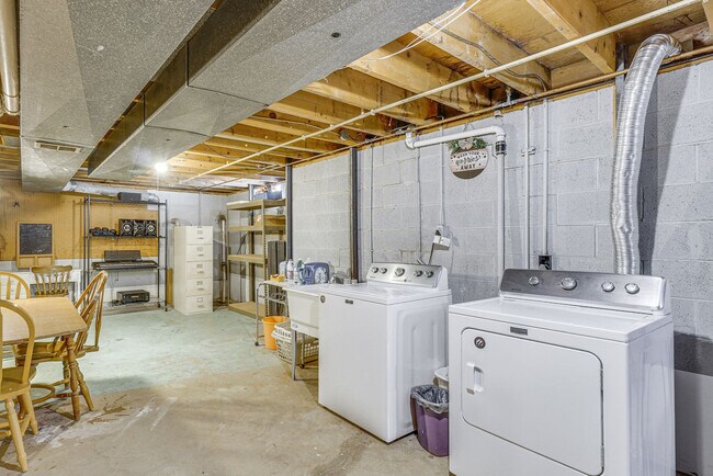 Building Photo - 970 Sandy Ln
