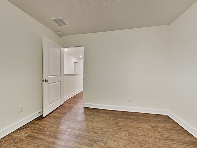 Building Photo - 3363 Roundabout Dr