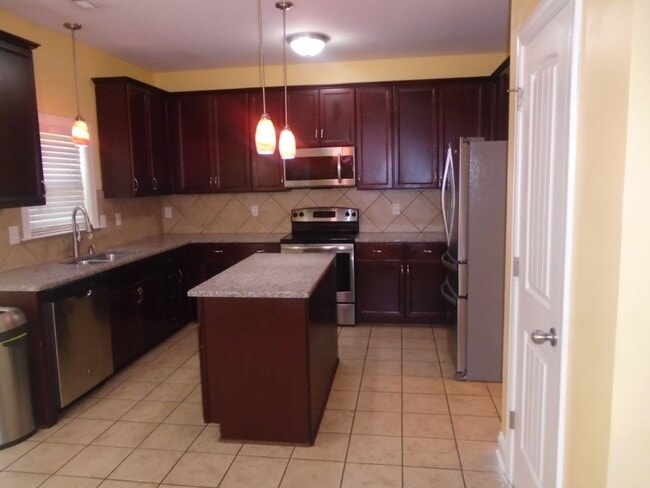 Building Photo - Stunning 5-Bedroom, 3.5-Bath Home with Bon...