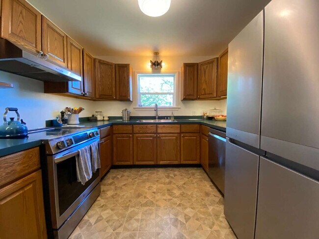 Building Photo - Charming 3-Bedroom Home with Massive Detac...