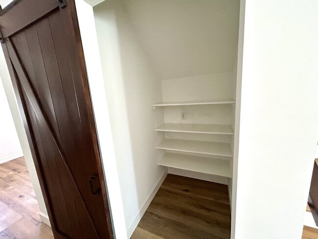Building Photo - Modern 3-Bedroom 3-Story Apartment with a ...
