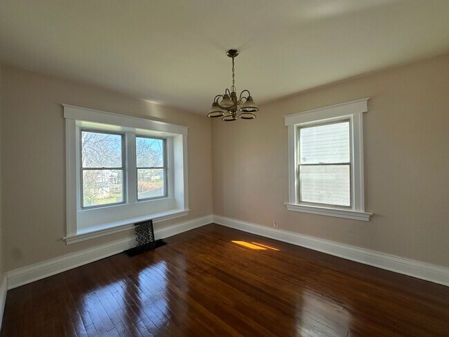 Building Photo - SINGLE FAMIKY FOR RENT IN MAPLEWOOD LOCATION !