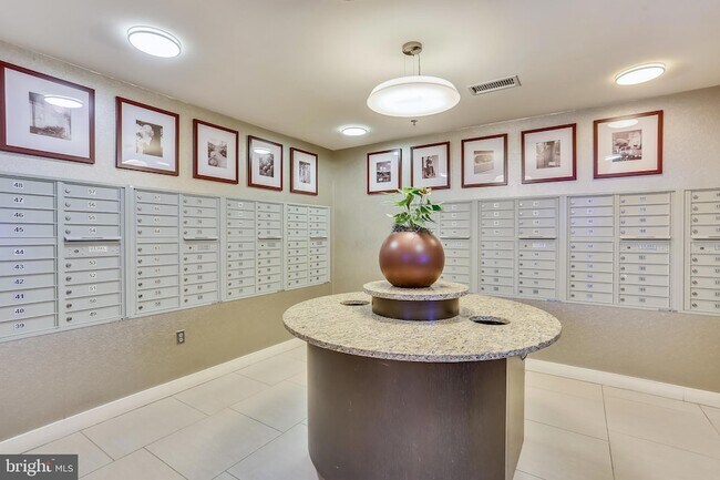 Building Photo - 5750 Bou Ave