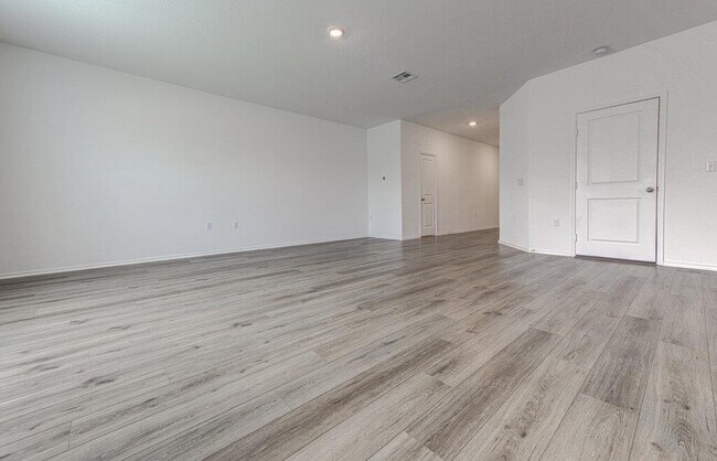 Building Photo - 2704 Shimsham Dr