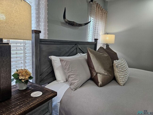 Building Photo - 510 W Dallas Ave