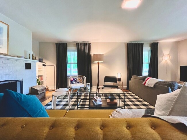 Building Photo - The Ideal TC Downtown Retreat