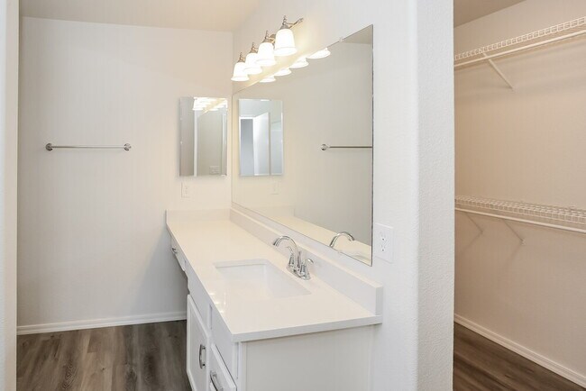 Building Photo - 10843 E Clovis Ave