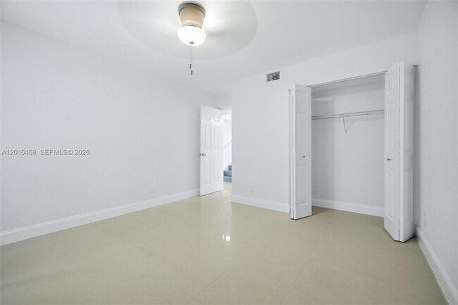 Building Photo - 10941 N Lakeview Dr