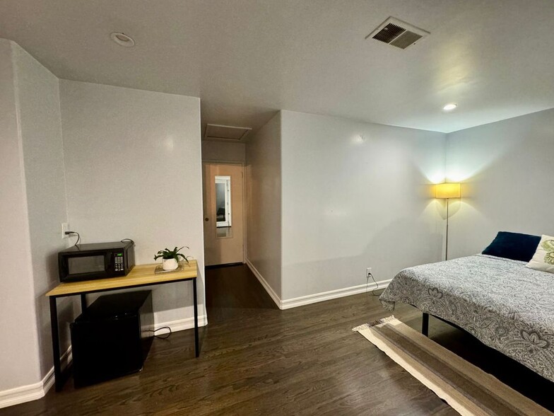 Building Photo - 2088 Cypress Ave