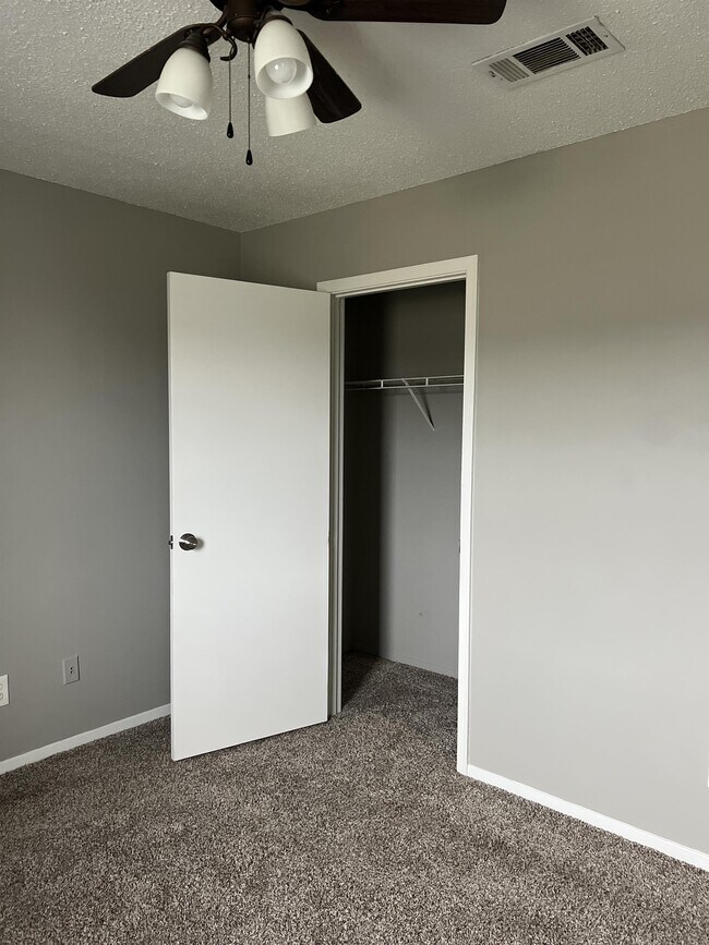 Building Photo - 1705 Deatsville Hwy