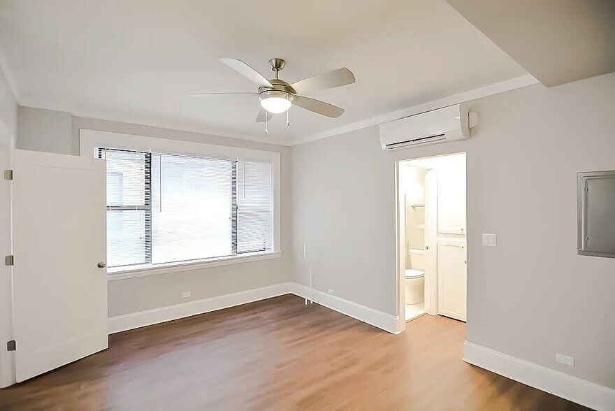 Building Photo - 827 W Lakeside Pl