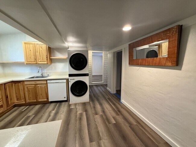 Building Photo - 100 Olive St