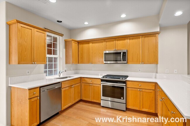 Building Photo - Beautiful 2 BD | 2.5 BA Orenco Gardens Townhome | 2-Car Garage | Minutes to Nike & MAX Station