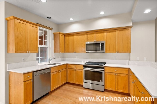 Building Photo - Orenco Gardens Townhome: 3BD, 2BA, 2-Car G...