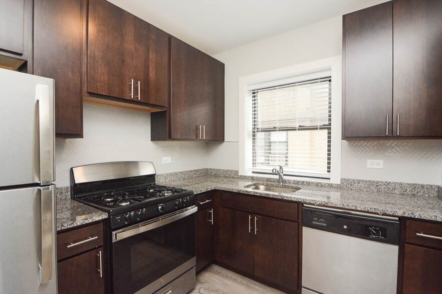 Building Photo - 722 W Brompton