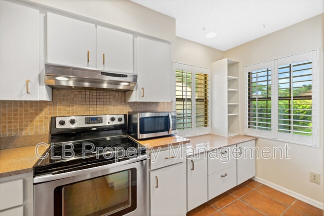 Building Photo - 6160 Sequoia Dr