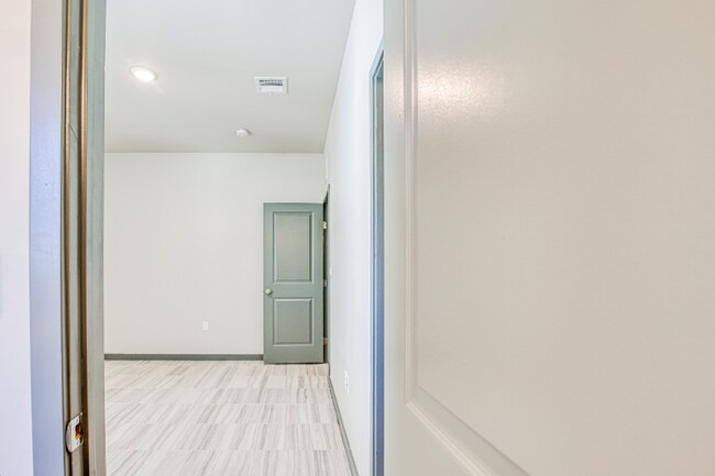 Building Photo - 8945 Robert Dr