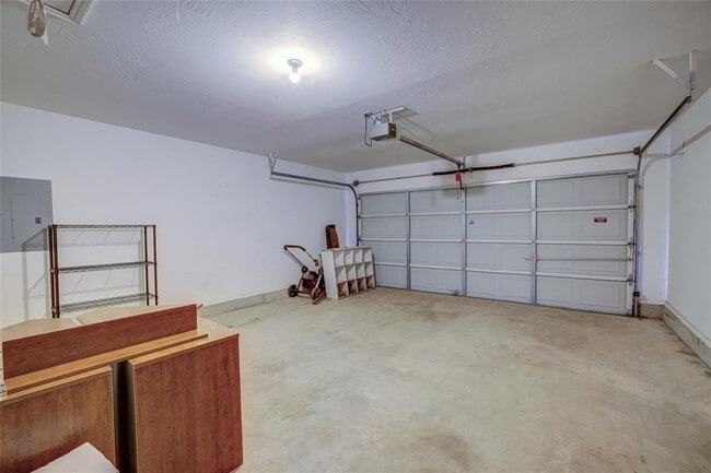 Building Photo - 913 Elm Creek Dr