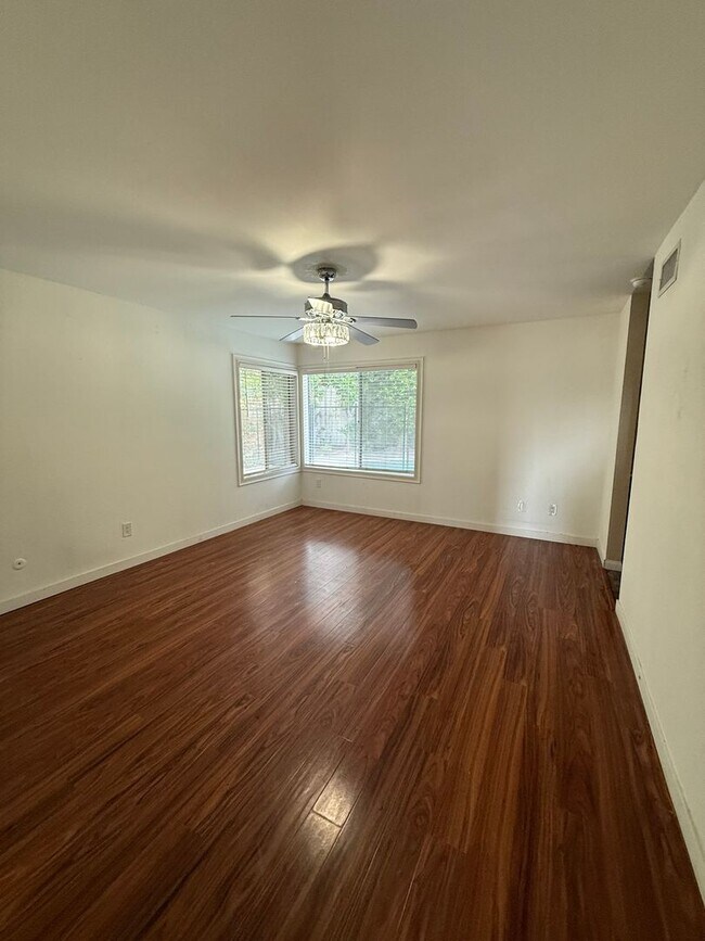 Building Photo - Single story 3 bed, 2 bath pool home