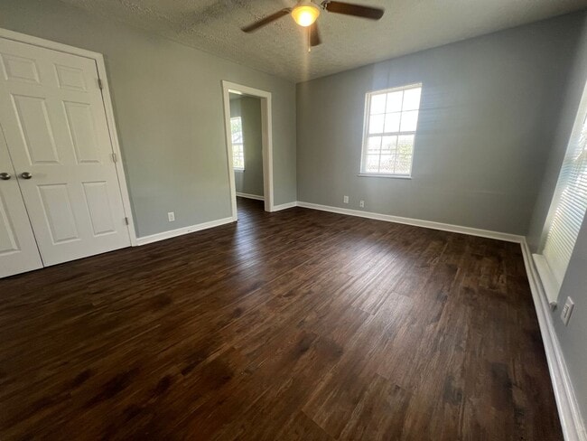 Building Photo - 3 bedroom, 1 bath home