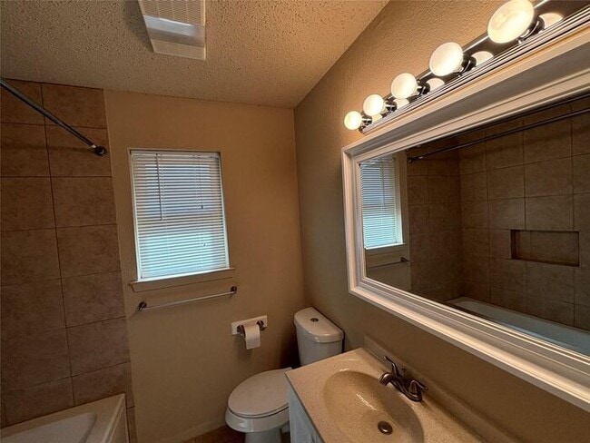 Building Photo - Beautifully updated 3-bedroom 2-bath home