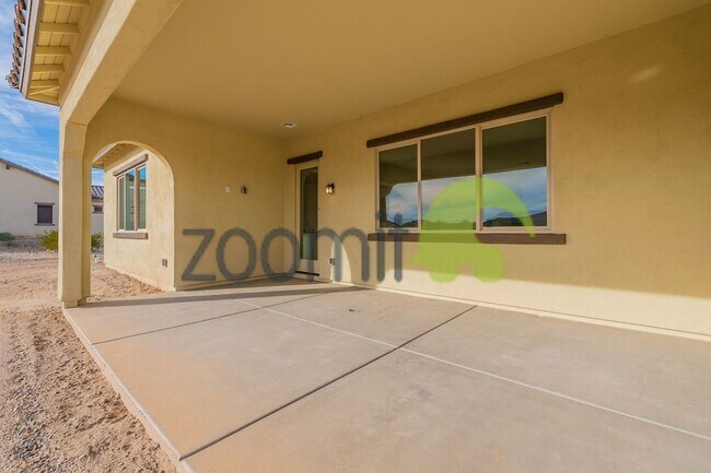 Building Photo - Beautiful Views!