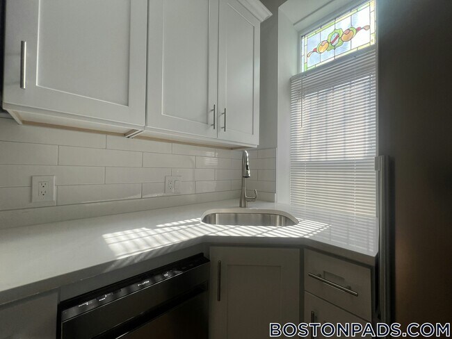 Building Photo - 175 Hemenway St