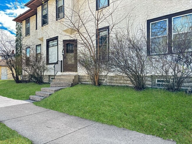 Building Photo - 1019 W 31st St