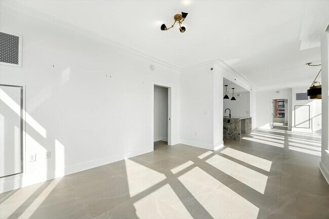 Building Photo - 1125 Maxwell Ln