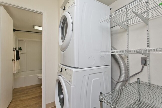 Building Photo - 2br/1ba/1pkg Apartment in Hokuahi Apartmen...