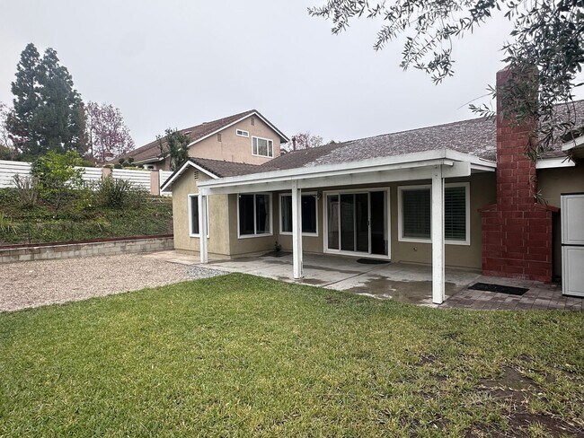 Building Photo - Stunning 3 bedroom + Den with Large Yard!