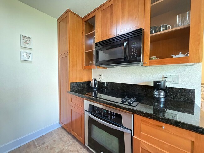Building Photo - Large Studio in La Jolla / UTC area