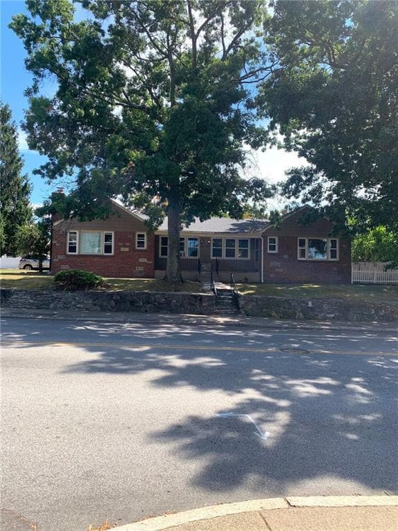 Primary Photo - 654 East Ave
