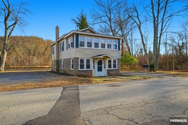 Building Photo - 75 Lakeview Terrace