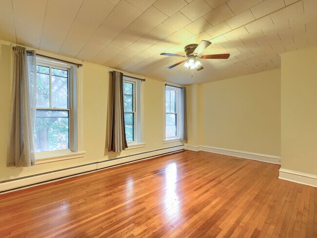 Building Photo - 211 Verbeke St