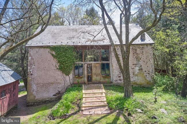 Building Photo - 196 Red Hill Rd