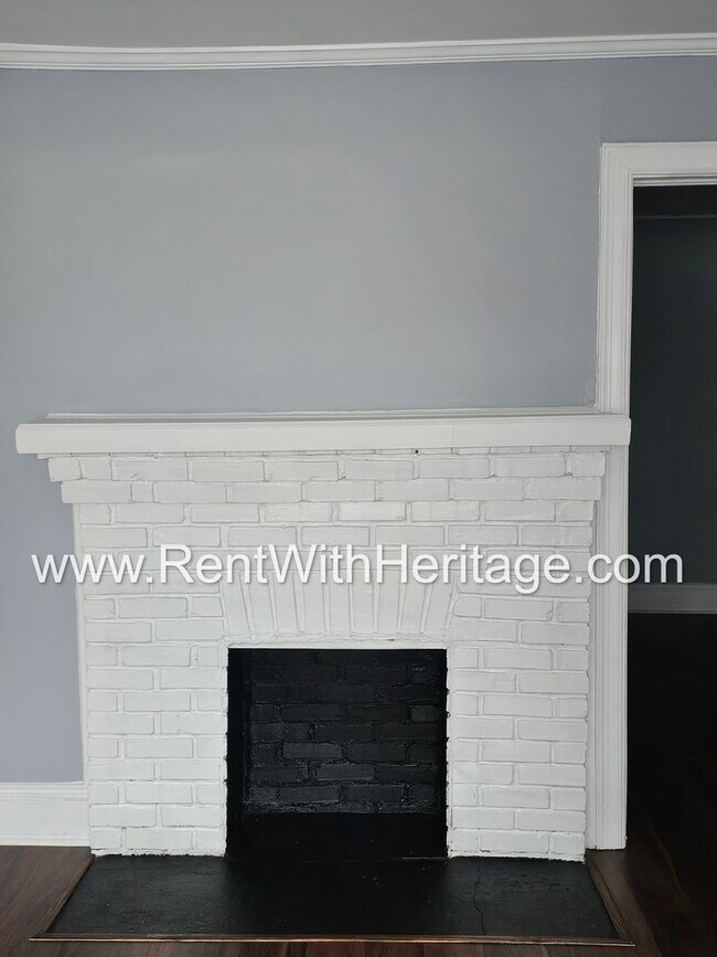 Building Photo - GORGEOUS HISTORICAL APARTMENT HOME / TOTALLY UPGRADED INTERIOR / CLOSE TO EVERYTHING!