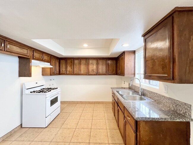 Building Photo - Beautiful First floor 3 bedroom Rose Park ...