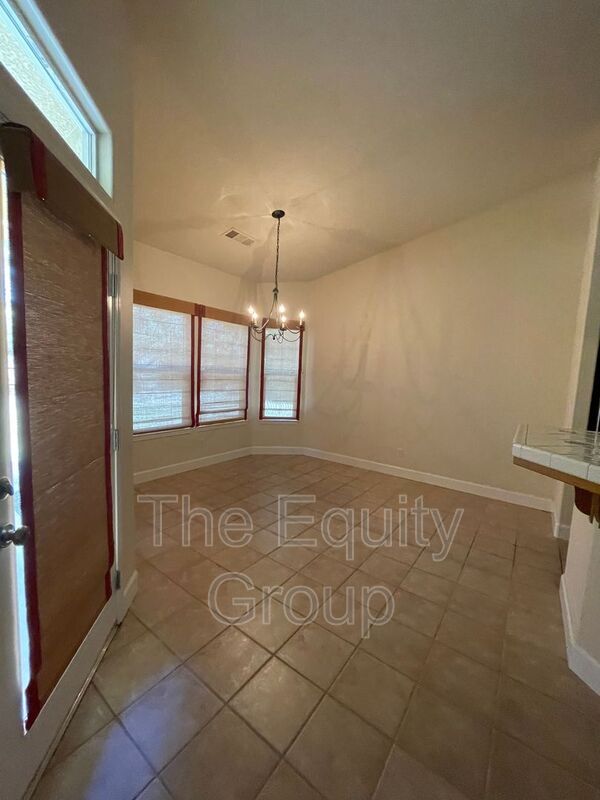 Building Photo - 608 W Evergreen Ct