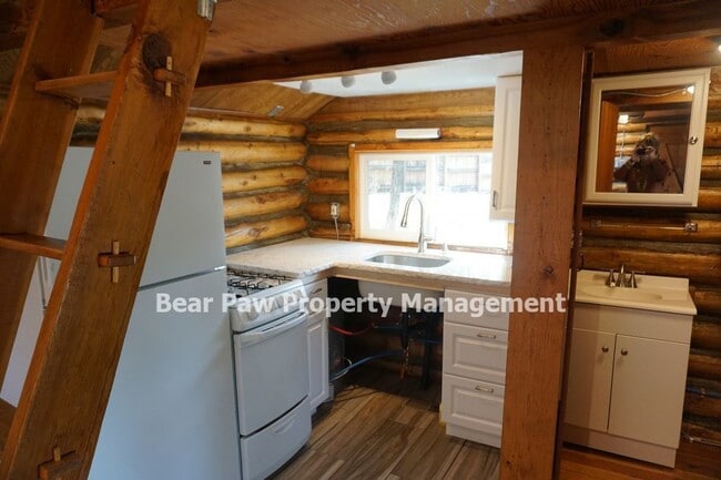 Building Photo - Cute Cabin in the Woods!!