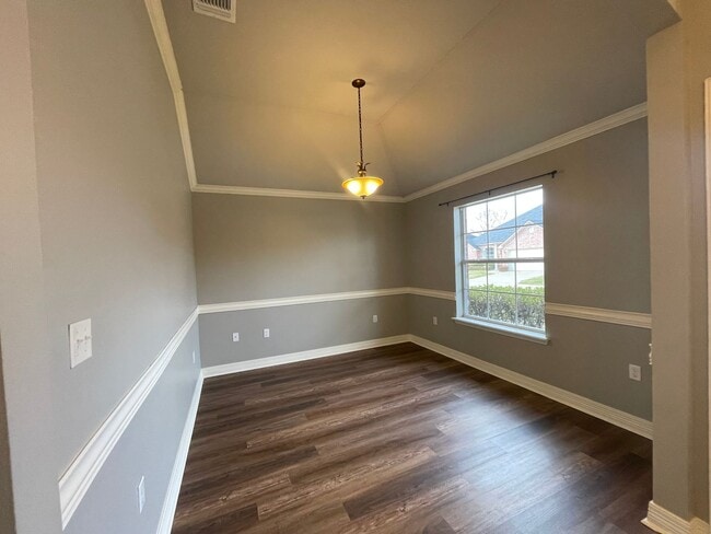 Building Photo - Riverbrooke Subdivision Beauty! Move in Ready!